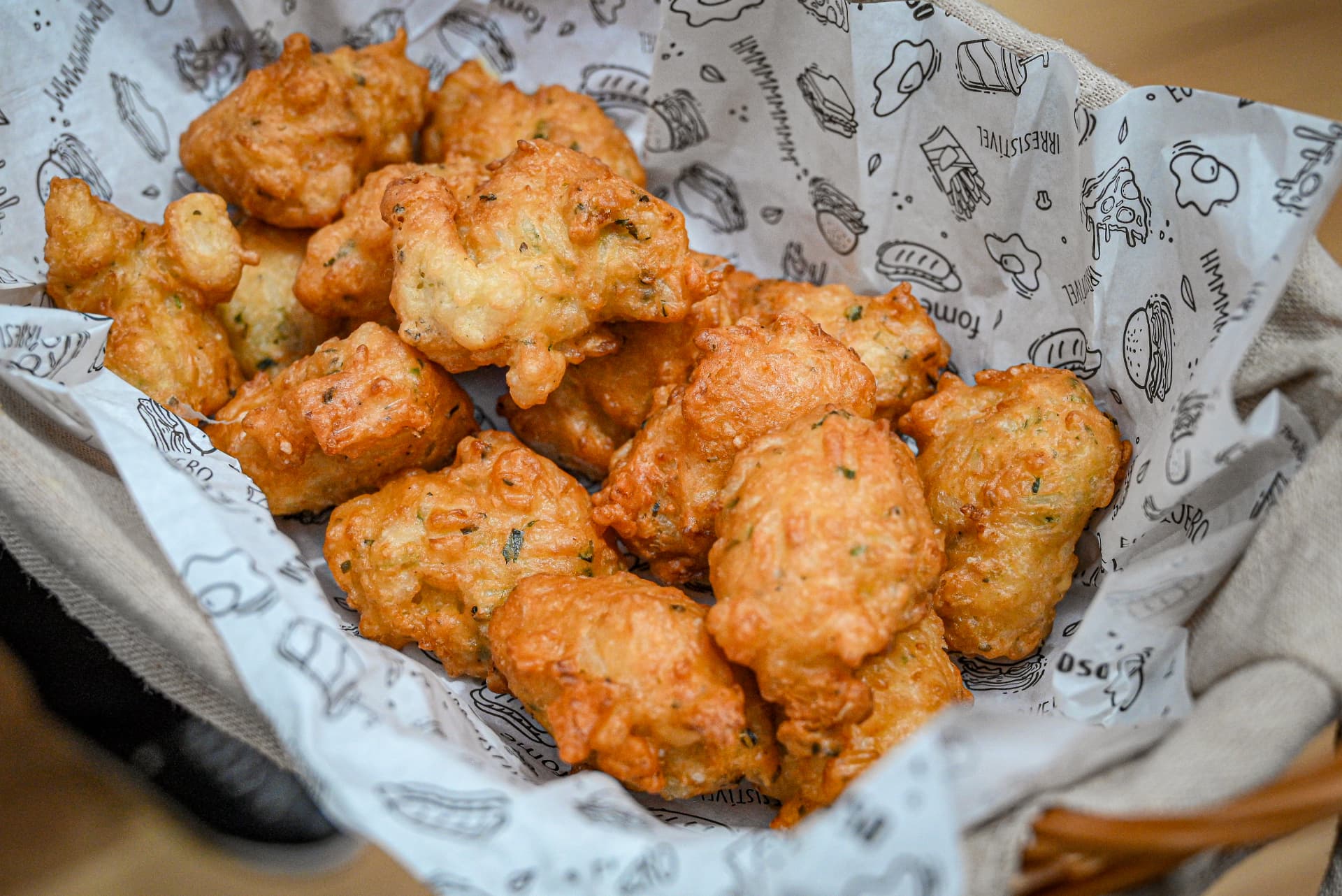 Cesta de bolinhos de queijo fritos na hora na cozinha da By Ange
