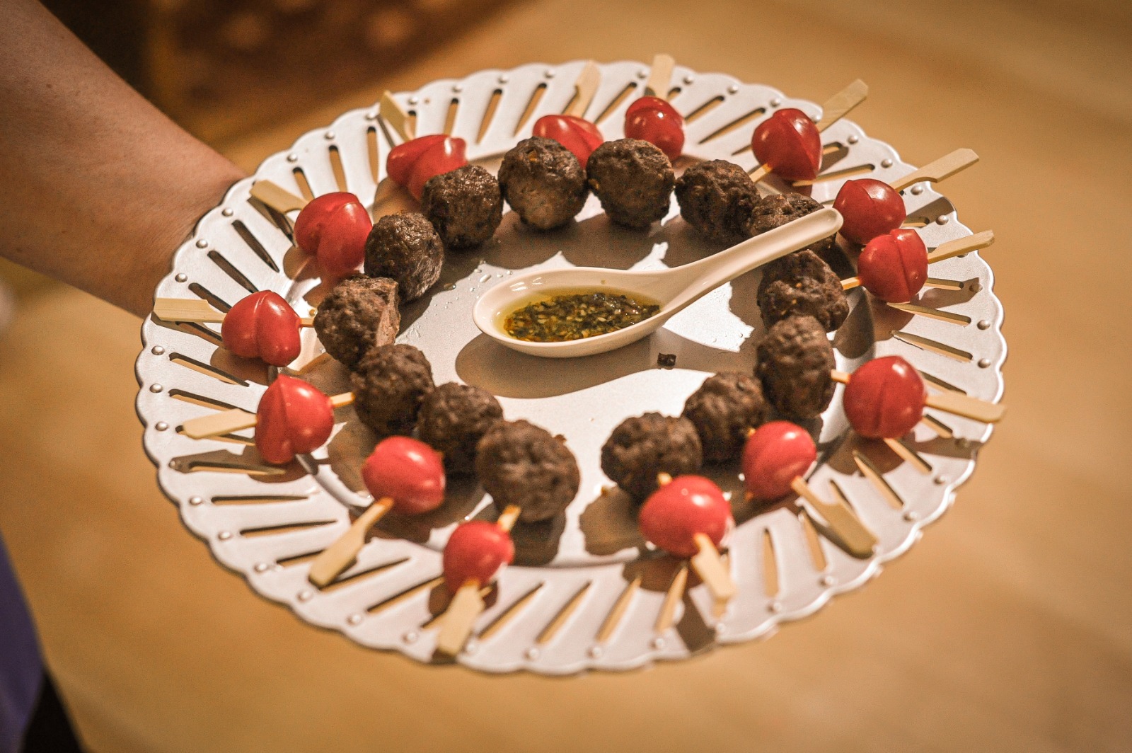 Travessa com espetinhos de carne, tomatinhos e molho especial na By Ange
