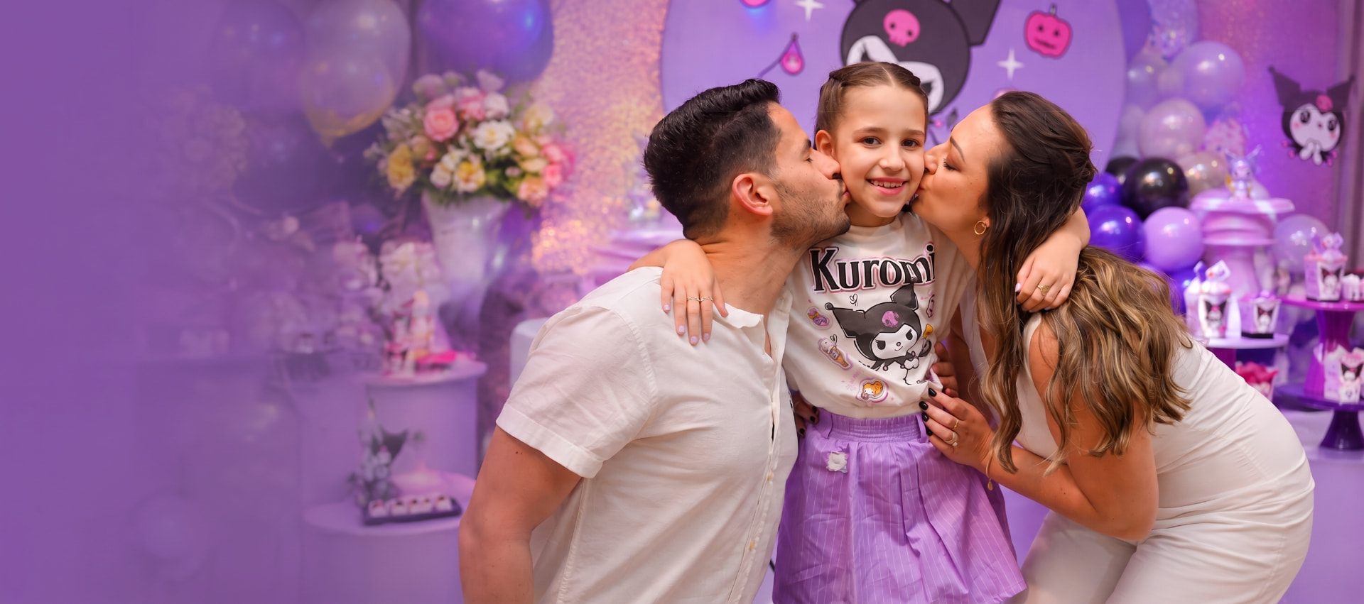 Pais beijando a filha durante festa de aniversário na By Ange Espaço Kids